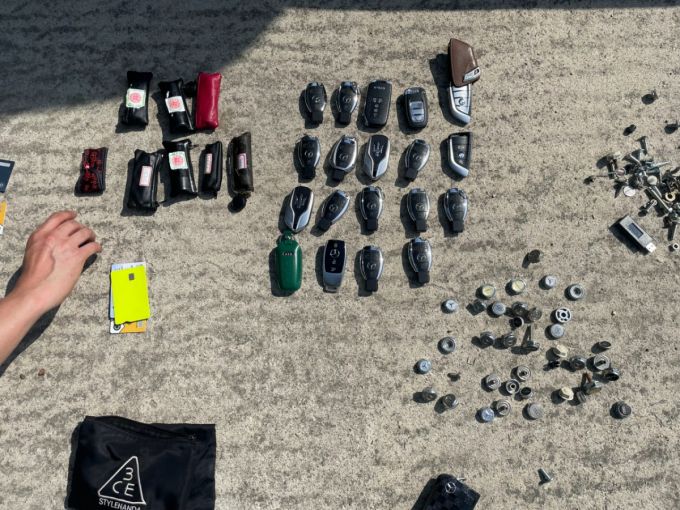 경찰이 압수한 대포차량 키와 번호판 고정 캡들의 모습이다. /사진= 서울경찰청