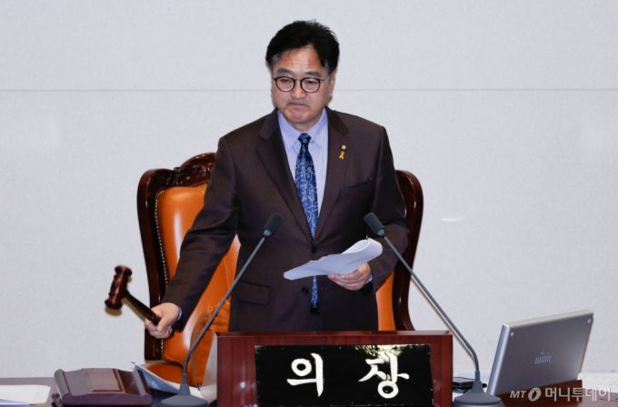 (서울=뉴스1) 안은나 기자 = 우원식 국회의장이 17일 오후 서울 여의도 국회에서 열린 제424회국회(임시회) 제5차 본회의에서 반인권적 국가범죄의 시효 등에 관한 특례법안 재의의 건 등 8개 법안 무기명 투표 개표가 끝난 뒤 방송법을 제외한 나머지 법안 부결을 알리고 있다. 2025.4.17/뉴스1  Copyright (C) 뉴스1. All rights reserved. 무단 전재 및 재배포,  AI학습 이용 금지. /사진=(서울=뉴스1) 안은나 기자