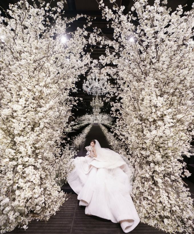 효민이 1부 본식에서 입은 화려한 장식의 드레스는 국내 단 2벌뿐인 것으로 전해졌다. /사진=효민 인스타그램 갈무리