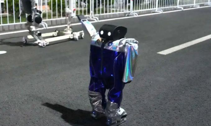 19일 중국 베이징에서 개최되는 세계 최초 휴머노이드로봇 하프마라톤 참가 로봇 중 가장 단신인 '작은 거인' /사진=웨이보