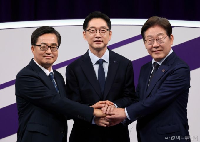 [서울=뉴시스] 국회사진기자단 = 더불어민주당 제21대 대통령 선거 경선 후보인 이재명(오른쪽부터), 김경수, 김동연 후보가 18일 서울 마포구 상암동 MBC에서 첫 TV토론회에 앞서 손을 잡고 기념촬영 하고 있다. 2025.04.18. photo@newsis.com /사진=