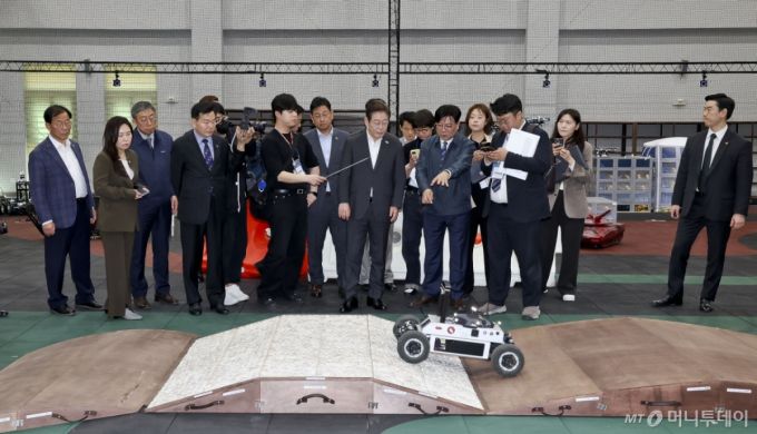 [대전=뉴시스] 국회사진기자단 = 이재명 제21대 대통령 선거 더불어민주당 경선 후보가 17일 대전 유성구 국방과학연구소를 방문해 AI기반 무인체계 연구개발 현장을 둘러보고 있다. 2025.04.17. photo@newsis.com /사진=