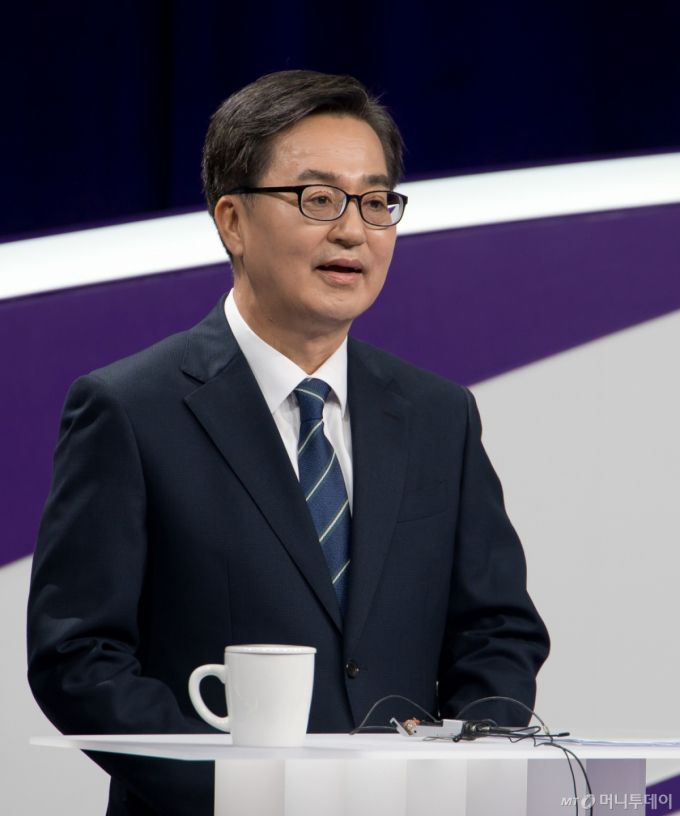 [서울=뉴시스] 국회사진기자단 = 김동연 제21대 대통령 선거 더불어민주당 경선 후보가 18일 서울 마포구 상암동 MBC에서 첫 TV토론회 준비를 하고 있다. 2025.04.18. photo@newsis.com /사진=