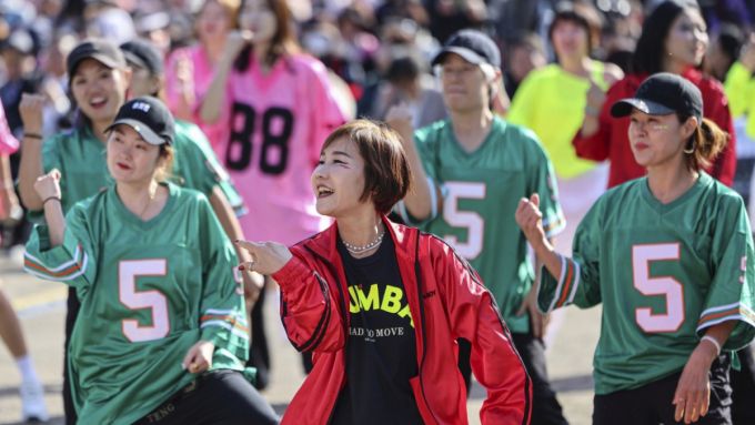 지난해 10월 서울 마포구 평화의공원에서 열린 줌바댄스 경연대회 참가자들이 열정적인 공연을 선보이는 모습. /사진=뉴스1