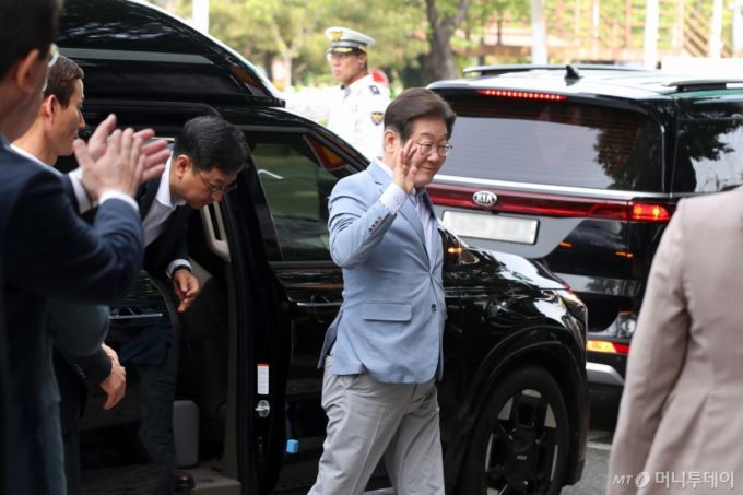 [대구=뉴시스] 이무열 기자 = 이재명 제21대 대통령 선거 더불어민주당 경선 후보가 18일 대구 북구 협동조합 소이랩에서 열린 K-콘텐츠 기업 간담회에 참석하기 전 지지자들에게 인사하고 있다. 2025.04.18. lmy@newsis.com /사진=이무열