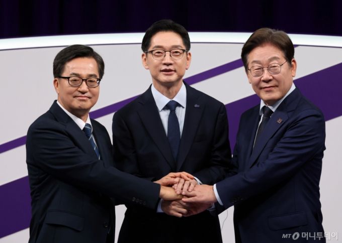 (서울=뉴스1) 국회사진취재단 = 18일 저녁 상암MBC 스튜디오에서 열린 더불어민주당 대선 경선 후보자 첫 TV토론에 참석한 (오른쪽부터)이재명, 김경수, 김동연 후보자가 손을 맞잡고 있다. 2025.4.18/뉴스1  Copyright (C) 뉴스1. All rights reserved. 무단 전재 및 재배포,  AI학습 이용 금지. /사진=(서울=뉴스1) 국회사진취재단