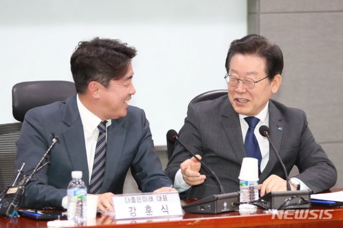 [서울=뉴시스] 전진환 기자 = 이재명 더불어민주당 대표가 15일 오후 서울 여의도 국회 의원회관에서 열린 당내 의원 모임 '더좋은미래' 소속 의원들과의 간담회에 참석해 모임 대표인 강훈식 의원과 대화하고 있다. 2023.03.15. amin2@newsis.com