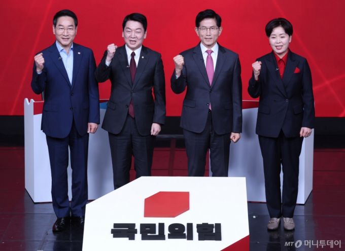 유정복(왼쪽부터), 안철수, 김문수, 양향자 제21대 대통령 선거 국민의힘 경선 후보가 19일 오후 서울 강서구 ASSA아트홀에서 열린 '제21대 대통령 선거 국민의힘 1차 경선 A조 토론회'에서 토론 시작전 기념촬영을 하고 있다./사진=뉴시스