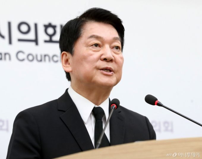 국민의힘 대권주자인 안철수 의원이 지난 14일 오전 부산 연제구 부산시의회 브리핑룸에서 기자회견을 열고 부산지역 공약을 발표하고 있다./사진=뉴스1