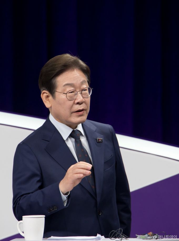 (서울=뉴스1) 국회사진취재단 = 18일 저녁 상암MBC 스튜디오에서 열린 더불어민주당 대선경선후보자 첫 TV토론에 참석한 이재명 후보자가  토론을 준비하고 있다.  2025.4.18/뉴스1  Copyright (C) 뉴스1. All rights reserved. 무단 전재 및 재배포,  AI학습 이용 금지. /사진=(서울=뉴스1) 국회사진취재단