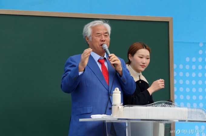 [서울=뉴시스] 배훈식 기자 = 전광훈 사랑제일교회 목사가 13일 오전 서울 종로구 세종대로사거리에서 열린 전국 주일 연합 예배에서 설교하고 있다. 2025.04.13. dahora83@newsis.com /사진=배훈식