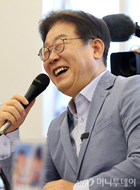 (대구=뉴스1) 공정식 기자 = 이재명 더불어민주당 대선 경선 후보가 18일 오전 대구 북구 협동조합 소이랩에서 열린 K-콘텐츠 기업 간담회에 참석해 발언 도중 환하게 웃고 있다. 2025.4.18/뉴스1  Copyright (C) 뉴스1. All rights reserved. 무단 전재 및 재배포,  AI학습 이용 금지. /사진=(대구=뉴스1) 공정식 기자