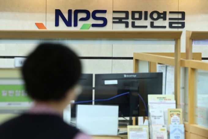 (서울=뉴스1) 신웅수 기자 = 여야가 국민연금 개혁안에 최종 합의한 20일 서울 서대문구 국민연금공단 서울북부지역본부에서 고객이 상담을 받기 위해 창구로 향하고 있다.  우원식 국회의장과 여야 원내대표는 이날 오전 국회에서 기자간담회를 열고 여야가 합의한 국민연금 개혁안을 발표했다.  여야는 기존 9%인 연금 보험료율을 2026년부터 8년간 0.5%씩 13%까지 인상하기로 하고 소득대체율은 40%에서 43%로 상향하기로 했다. 2025.3.20/뉴스1  Copyright (C) 뉴스1. All rights reserved. 무단 전재 및 재배포,  AI학습 이용 금지. /사진=(서울=뉴스1) 신웅수 기자