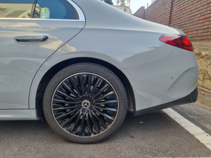 벤츠 E 300 4MATIC AMG 라인. /사진=강주헌 기자