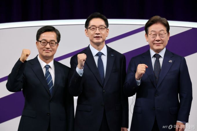 (서울=뉴스1) 국회사진취재단 = 18일 저녁 상암MBC 스튜디오에서 열린 더불어민주당 대선 경선 후보자 첫 TV토론에 참석한 (오른쪽부터)이재명, 김경수, 김동연 후보자가 파이팅을 외치고 있다. 2025.4.18/뉴스1  Copyright (C) 뉴스1. All rights reserved. 무단 전재 및 재배포,  AI학습 이용 금지. /사진=(서울=뉴스1) 국회사진취재단