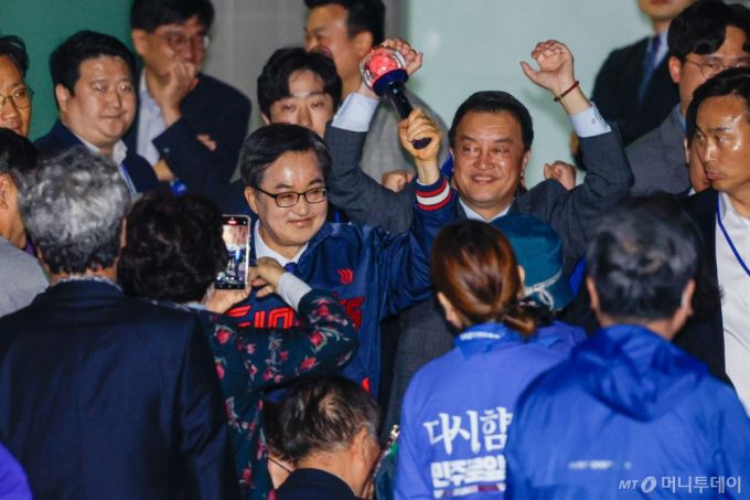 (울산=뉴스1) 안은나 기자 = 김동연 더불어민주당 대선 경선 후보가 20일 오후 경남 울산전시컨벤션센터에서 열린 영남권 합동연설회에 입장하고 있다. 2025.4.20/뉴스1  Copyright (C) 뉴스1. All rights reserved. 무단 전재 및 재배포,  AI학습 이용 금지. /사진=(울산=뉴스1) 안은나 기자