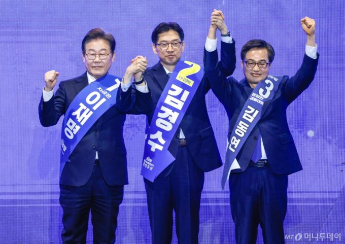 (울산=뉴스1) 안은나 기자 = 이재명(왼쪽부터), 김경수, 김동연 더불어민주당 대선 경선 후보가 20일 오후 경남 울산전시컨벤션센터에서 열린 영남권 합동연설회에 참석해 정견발표에 앞서 기념 촬영하고 있다. 2025.4.20/뉴스1  Copyright (C) 뉴스1. All rights reserved. 무단 전재 및 재배포,  AI학습 이용 금지. /사진=(울산=뉴스1) 안은나 기자