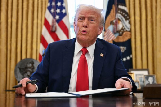 (워싱턴 AFP=뉴스1) 우동명 기자 = 도널드 트럼프 미국 대통령이 3일(현지시간) 워싱턴 백악관에서 국부펀드를 설립하는 행정명령에 서명을 한 뒤 취재진을 만나 “우크라이나는 매우 가치 있는 희토류를 갖고 있고, 우리는 수백억 달러 지원에 대한 담보로 희토류를 원한다”고 밝히고 있다. 2025.02.04  ⓒ AFP=뉴스1  Copyright (C) 뉴스1. All rights reserved. 무단 전재 및 재배포,  AI학습 이용 금지. /사진=(워싱턴 AFP=뉴스1) 우동명 기자