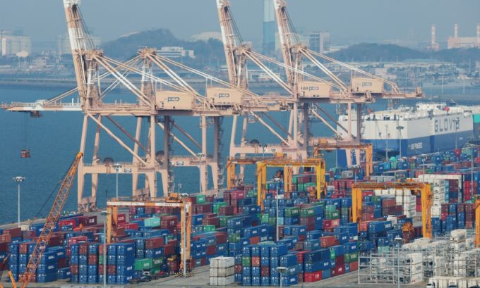 10일 경기 평택시 포승읍 평택항 수출 야적장에 컨테이너들이 쌓여있다./사진제공=뉴스1