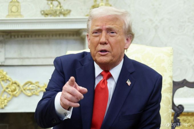 (워싱턴 로이터=뉴스1) 우동명 기자 = 도널드 트럼프 미국 대통령이 14일(현지 시간) 워싱턴 백악관에서 열린 나입 부켈레 엘살바도르 대통령과 회담 중 “시진핑 중국 국가주석의 베트남 방문은 어떻게 하면 미국 망치게 할까 파악하기 위한 것 같다"고 말하고 있다. 2025.04.15  ⓒ 로이터=뉴스1  Copyright (C) 뉴스1. All rights reserved. 무단 전재 및 재배포,  AI학습 이용 금지. /사진=(워싱턴 로이터=뉴스1) 우동명 기자