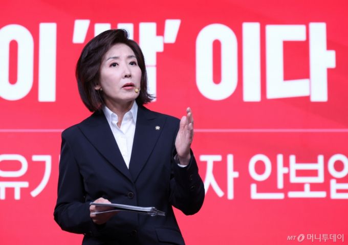 [서울=뉴시스] 국회사진기자단 = 나경원 국민의힘 경선 후보가 18일 오후 서울 강서구 ASSA아트홀에서 열린 국민의힘 '제21대 대통령후보자 1차 경선 비전대회'에서 비전을 발표하고 있다. 2025.04.18. photo@newsis.com /사진=고승민