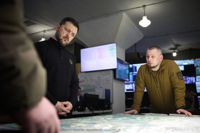 (수미 AFP=뉴스1) 우동명 기자 = 볼로디미르 젤렌스키 우크라이나 대통령이 3일(현지시간) 수미 지역의 해병, 공중 공습 부대 사령부를 방문해 브리핑을 받고 있다. 2025.04.04  ⓒ AFP=뉴스1  Copyright (C) 뉴스1. All rights reserved. 무단 전재 및 재배포,  AI학습 이용 금지. /사진=(수미 AFP=뉴스1) 우동명 기자