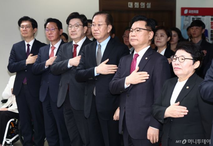 (서울=뉴스1) 김민지 기자 = 국민의힘 권영세 비상대책위원장과 권성동 원내대표 등 지도부가 7일 오전 서울 여의도 중앙당사에서 열린 사무처당직자 조회에서 국민의례를 하고 있다. 2025.4.7/뉴스1  Copyright (C) 뉴스1. All rights reserved. 무단 전재 및 재배포,  AI학습 이용 금지. /사진=(서울=뉴스1) 김민지 기자