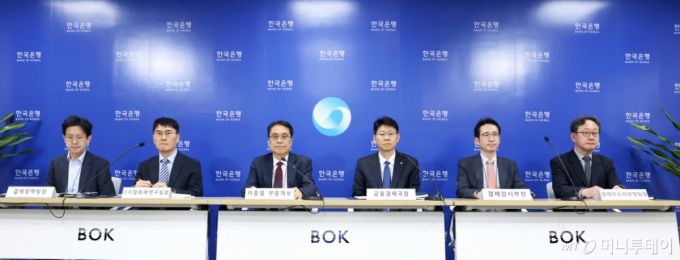 한국은행은 21일 서울 중구 한국은행에서 '2024년 지급결제보고서 설명회'를 개최했다.  사진 왼쪽부터 박준홍 결제정책팀장, 윤성관 디지털화폐연구실장, 이종렬 부총재보, 이병목 금융경제국장, 윤태길 결제감시부장, 최석기 결제인프라안정팀장./사진제공=한국은행
