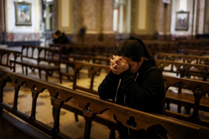 21일(현지시간) 새벽에 아르헨티나 부에노스아이레스에 있는 한 성당에서 한 여성이 기도를 드리고 있다. 이날 앞서 바티칸은 프란치스쿄 교황이 88세를 일기로 선종했다고 밝혔다. /로이터=뉴스1