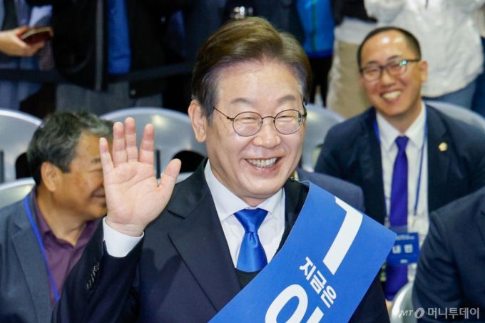 (울산=뉴스1) 안은나 기자 = 이재명 더불어민주당 대선 경선 후보가 20일 오후 경남 울산전시컨벤션센터에서 열린 영남권 합동연설회에서 대의원·권리당원의 온라인·ARS 투표 결과 투표수 7만 3255표 중 6만 6526표(득표율 90.81%)로 1위를 차지, 인사하고 있다. 2025.4.20/뉴스1  Copyright (C) 뉴스1. All rights reserved. 무단 전재 및 재배포,  AI학습 이용 금지. /사진=(울산=뉴스1) 안은나 기자