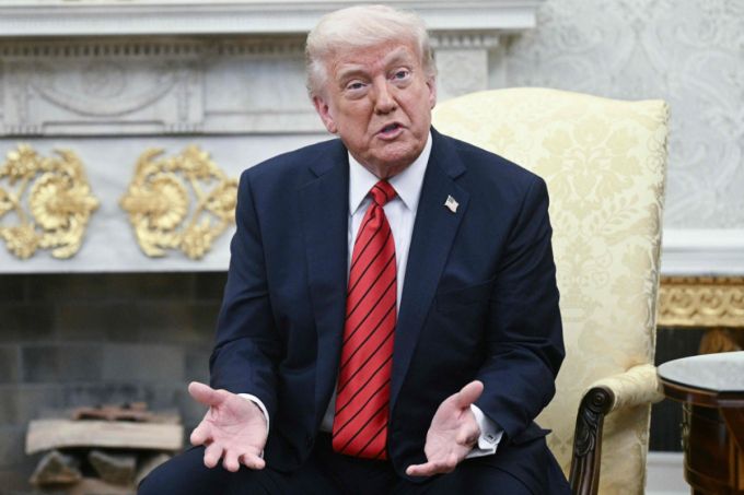 (워싱턴 AFP=뉴스1) = 도널드 트럼프 미국 대통령이 17일(현지시간) 워싱턴 백악관에서 조르자 멜로니 이탈리아 총리와 회담서 "제롬 파월 연준 의장은 나는 잘 맞지 않는다. 내가 그의 사임을 원하면 그는 매우 빨리 물러날 것이다”고 말하고 있다. 2025.04.18  /AFPBBNews=뉴스1