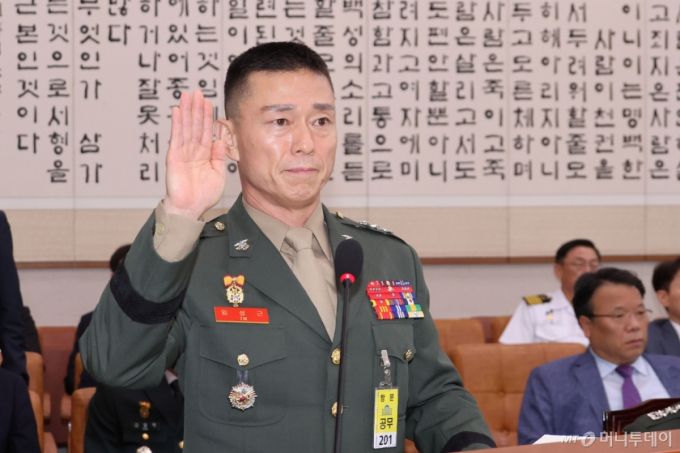 임성근 전 해병대 1사단장이 19일 오후 서울 여의도 국회에서 열린 법제사법위원회 윤석열 대통령 탄핵소추안 즉각 발의 요청에 관한 청원 관련 청문회에서 증인선서를 하고 있다. 2024.07.19. /사진=뉴시스