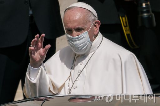 [바티칸시국=AP/뉴시스] 프란치스코 교황이 21일 선종했다고 AP통신이 보도했다. 향년 88세. AP통신에 따르면 교황청은 "프란치스코 교황이 오늘 오전 7시35분께 자택에서 선종했다"고 밝혔다. 사진은 코로나19 확산을 막기 위해 보호용 마스크를 착용한 프란치스코 교황이 지난 2021년 6월 16일 바티칸 산 다마소 안뜰에서 주간 야외 일반 청중을 마치고 퇴장하고 있는 모습. 2025.04.21.