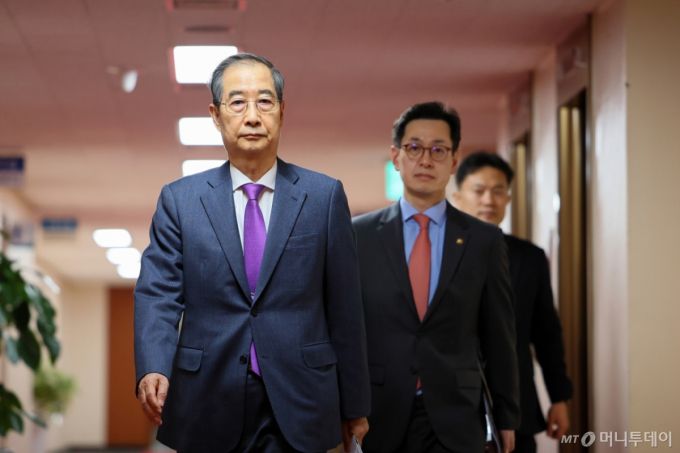 (서울=뉴스1) 임세영 기자 = 한덕수 대통령 권한대행 국무총리가 22일 서울 종로구 정부서울청사에서 열린 국무회의에 참석하고 있다. (총리실 제공, 재판매 및 DB 금지)  2025.4.22/뉴스1  Copyright (C) 뉴스1. All rights reserved. 무단 전재 및 재배포,  AI학습 이용 금지. /사진=(서울=뉴스1) 임세영 기자