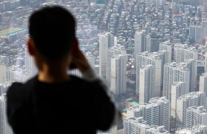 [서울=뉴시스] 황준선 기자 = 13일 국토교통부에 따르면 전국 공동주택 공시가격이 지난해보다 3.65%, 서울은 7.86% 상승한 것으로 나타났다. 서울에서는 서초구(11.63%), 강남구(11.19%), 성동구(10.72%) 순으로 상승률이 높게 나타났다. 사진은 이날 서울 송파구 롯데월드타워 서울스카이에서 바라본 아파트 밀집 지역. 2025.03.13. hwang@newsis.com /사진=