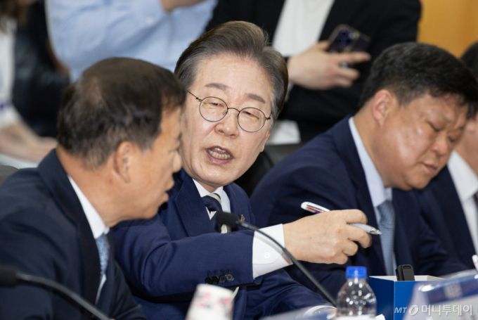 (서울=뉴스1) 이재명 기자 = 이재명 더불어민주당 경선 후보와 서유석 금융투자협회장이 21일 오전 서울 여의도 금융투자협회에서 열린 자본시장 활성화를 위한 정책간담회에서 대화를 하고 있다. 2025.4.21/뉴스1  Copyright (C) 뉴스1. All rights reserved. 무단 전재 및 재배포,  AI학습 이용 금지. /사진=(서울=뉴스1) 이재명 기자