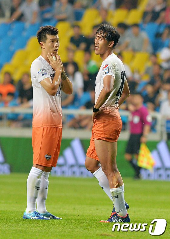 강원FC 축구선수로 활약하던 고(故) 강지용씨(오른쪽) 생전 모습. 사진은 2017년 7월16일 인천 도원동 인천 축구전용경기장에서 열린 2017 프로축구 KEB하나은행 K리그 클래식 강원FC와 인천유나이티드의 경기에서 찍힌 모습. /사진=뉴스1