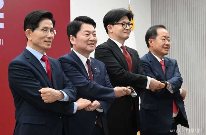 김문수(왼쪽부터), 안철수, 한동훈, 홍준표 제21대 대통령 선거 국민의힘 경선 후보가 23일 오후 서울 여의도 국민의힘 중앙당사에서 열린 2차 경선토론회 미디어데이에서 기념촬영을 하고 있다. 2025.04.23. /사진=뉴시스 /사진=
