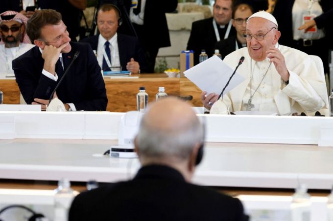 이탈리아 주요7개국(G7) 정상회의 이틀째 실무회의에 참석한 프란치스코 교황이 주제인 인공지능(AI)과 관련해 발표하는 것을 옆에 착석한 에마뉘엘 마크롱 프랑스 대통령이 매우 흥미롭게 경청하고 있다.  /AFPBBNews=뉴스1