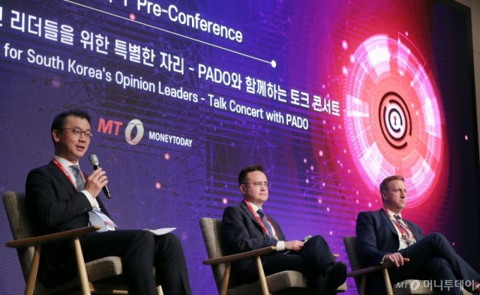 앤소니 킴 헤리티지재단 국제경제 선임연구원 및 국제협력매니저, 나일 가디너 헤리티지재단 마가렛 대처 자유 센터장, 에릭 혼츠 CIPE 책임투자센터 소장(왼쪽부터)이 23일 영등포구 콘래드 서울 호텔에서 머니투데이 주최로 진행된 '2025 키플랫폼' 사전행사 '대한민국 오피니언 리더들을 위한 특별한 자리-PADO와 함께하는 토크 콘서트'에서 트럼프 2기 시대의 한미 관계 전망에 대해 강연하고 있다. /사진=김창현 chmt@