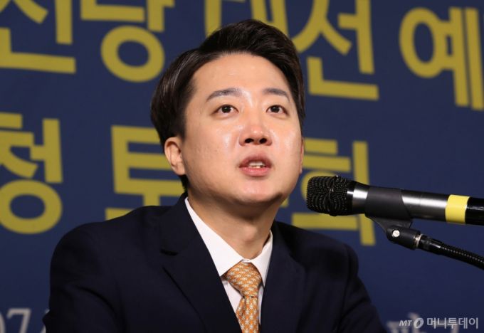 (대구=뉴스1) 공정식 기자 = 이준석 개혁신당 대선 예비후보가 17일 오전 대구 남구 이천동 대구아트파크에서 열린 아시아포럼21 초청토론회에 참석해 발언하고 있다. 2025.4.17/뉴스1  Copyright (C) 뉴스1. All rights reserved. 무단 전재 및 재배포,  AI학습 이용 금지. /사진=(대구=뉴스1) 공정식 기자