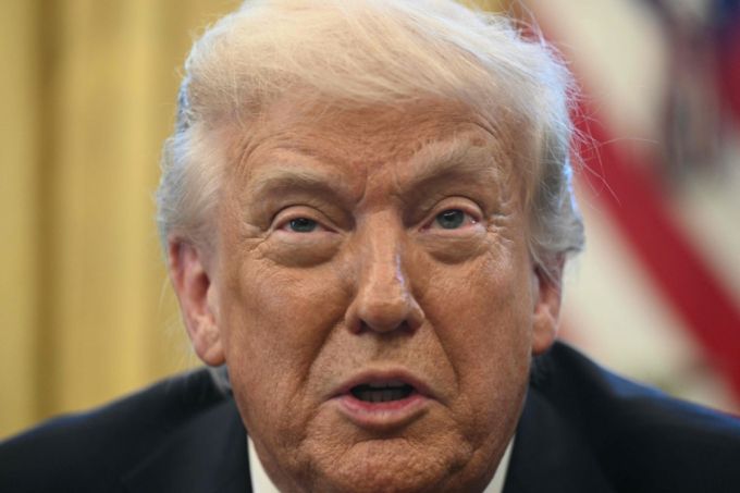 도널드 트럼프 미국 대통령이 17일(현지시간) 워싱턴 백악관에서 열린 행정명령 서명식서 “중국과 관세 협상 타결이 가능한 시점은 앞으로 3~4주 정도로 생각한다”고 말하고 있다./AFPBBNews=뉴스1