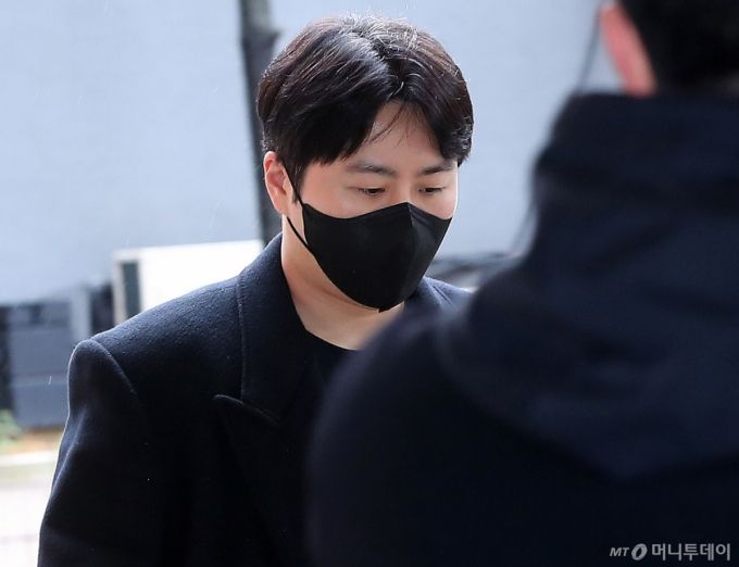 범인도피 방조, 도로교통법위반(음주운전 방조 및 음주운전 등) 혐의를 받고 있는 가수 겸 배우 이루(본명 조성현)이 지난해 3월 26일 오전 서울 마포구 서부지방법원에서 진행된 항소심 선고 공판에 출석하고 있다. /사진=머니투데이 DB