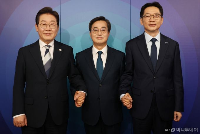 [서울=뉴시스] 국회사진기자단 = 이재명(왼쪽부터), 김동연, 김경수 제21대 대통령 선거 더불어민주당 경선 후보가 23일 서울 여의도 오마이TV 스튜디오에서 열린 오마이TV 초청 토론회 시작에 앞서 기념촬영을 하고 있다. 2025.04.23. photo@newsis.com /사진=
