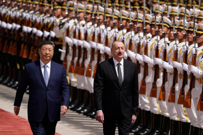 [베이징=AP/뉴시스] 시진핑(왼쪽) 중국 국가 주석과 일함 알리예프 아제르바이잔 대통령이 23일(현지 시간) 중국 베이징 인민대회당에서 열린 환영식에서 중국군 의장대를 사열하고 있다. 알리예프 대통령은 시 주석의 초청으로 중국을 국빈 방문했다. 2025.04.23