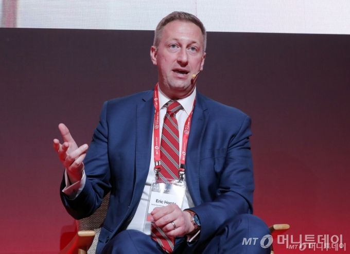 에릭 혼츠 CIPE 책임투자센터 소장이 24일 영등포구 콘래드 서울 호텔에서 머니투데이 주최로 진행된 '2025 키플랫폼' 총회에서 '2001 WTO 질서의 와해: 퍼시픽 포에두스로의 전환'에 대한 대담을 하고 있다. /사진=김창현