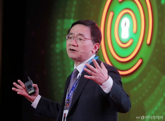 이식 한국과학기술정보연구원 원장이 24일 영등포구 콘래드 서울 호텔에서 머니투데이 주최로 진행된 '2025 키플랫폼' 특별세션에서 'AI-HPC 기반 과학기술의 미래'에 대해 기조강연을 하고 있다. /사진=김창현 기자 chmt@