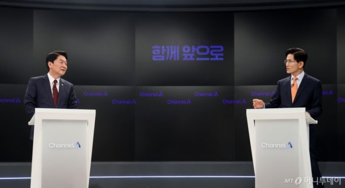 [서울=뉴시스] 국회사진기자단 = 24일 오후 서울 종로구 동아미디어센터 채널A 스튜디오에서 국민의힘 대선 2차 경선 진출자인 안철수 김문수  후보가 토론 전 리허설을 하고 있다. 2025.04.24. photo@newsis.com /사진=