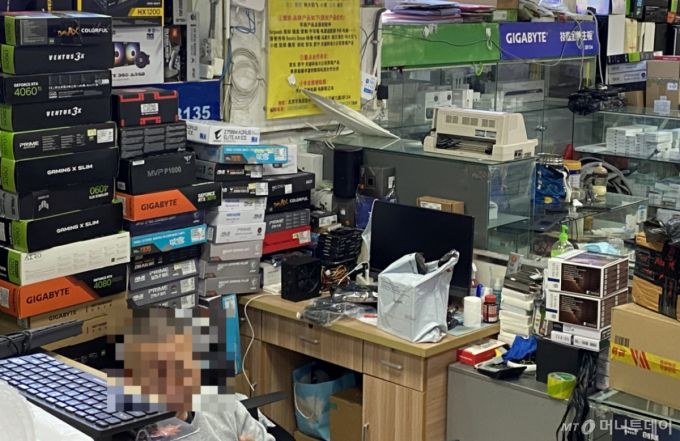 2025년 4월 15일 오후 찾은 베이징 시내 중관촌  커마오전자성 상가 PC부품 매장은 평일이라고는 믿기 어려울 정도로 한산한 모습이었다. 트럼프 반도체 관세 부과를 앞두고 가격 변동폭이 커지면서 판매자와 구매자 모두가 매매를 멈춘 상황이었다. 상인들은 삼삼오오 모여 카드놀이를 하며 시간을 보내고 있었다. /사진=우경희