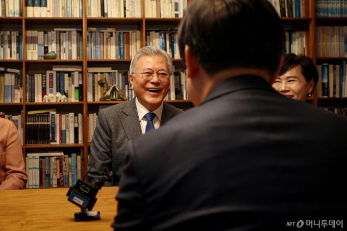 (서울=뉴스1) = 이재명 더불어민주당 대표가 30일 오후 경남 양산시 하북면 평산마을 문재인 전 대통령 사저를 방문해 문 전 대통령과 대화하고 있다. (더불어민주당 제공) 2025.1.30/뉴스1  Copyright (C) 뉴스1. All rights reserved. 무단 전재 및 재배포,  AI학습 이용 금지. /사진=(서울=뉴스1)